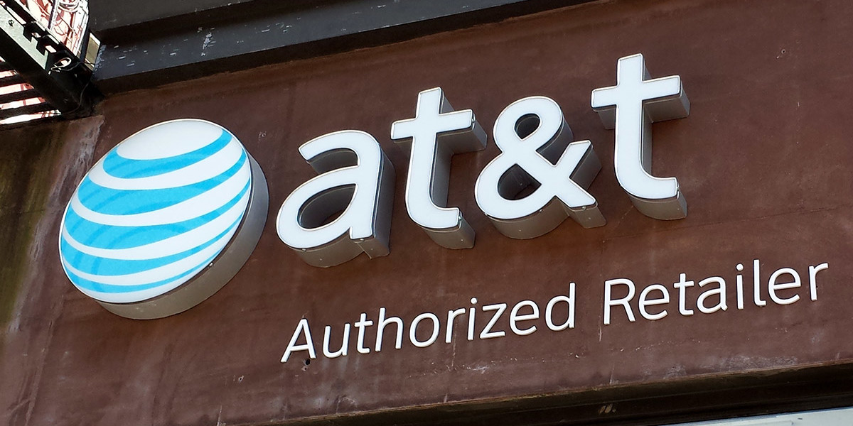 AT&T-ILLUMINATED-CHANNEL-LETTERS-ON-BUILDING-FACADE