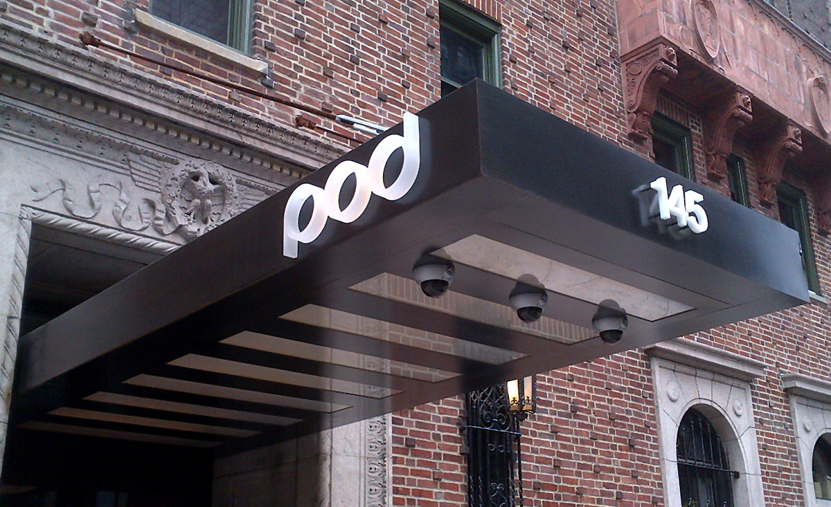 Pod Hotel Nyc Blackend Steel Canopy With Illuminated Frosted Glass