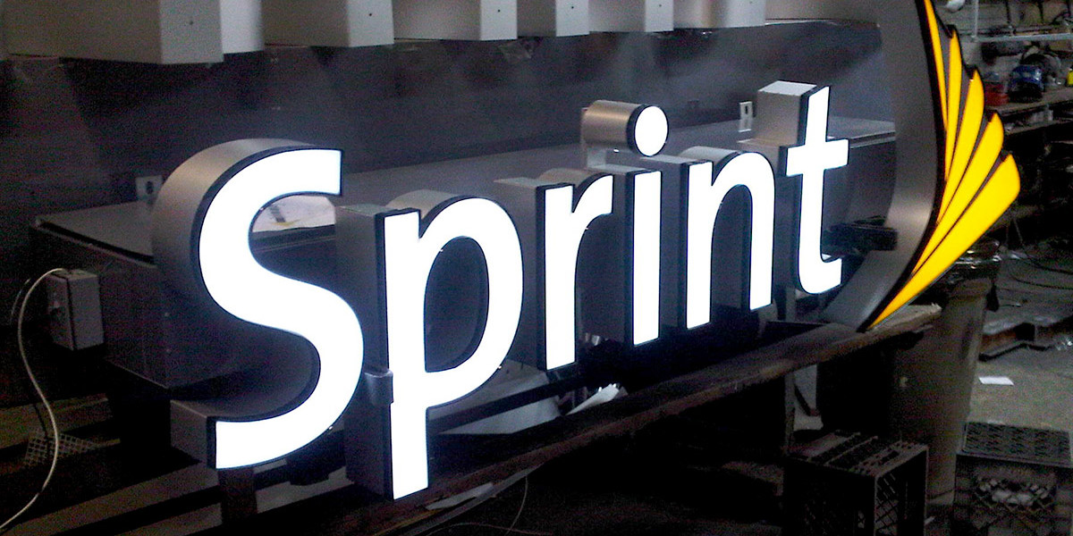SPRINT-ILLUMINATED-CHANNEL-LETTERS-LOGO-ON-RACEWAY